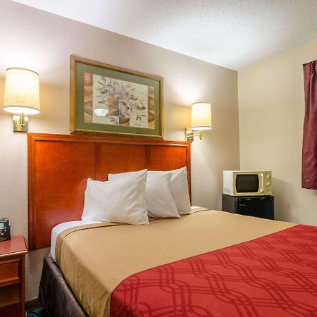 Rodeway Inn מיטשל מראה חיצוני תמונה