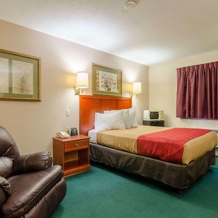 Rodeway Inn מיטשל מראה חיצוני תמונה