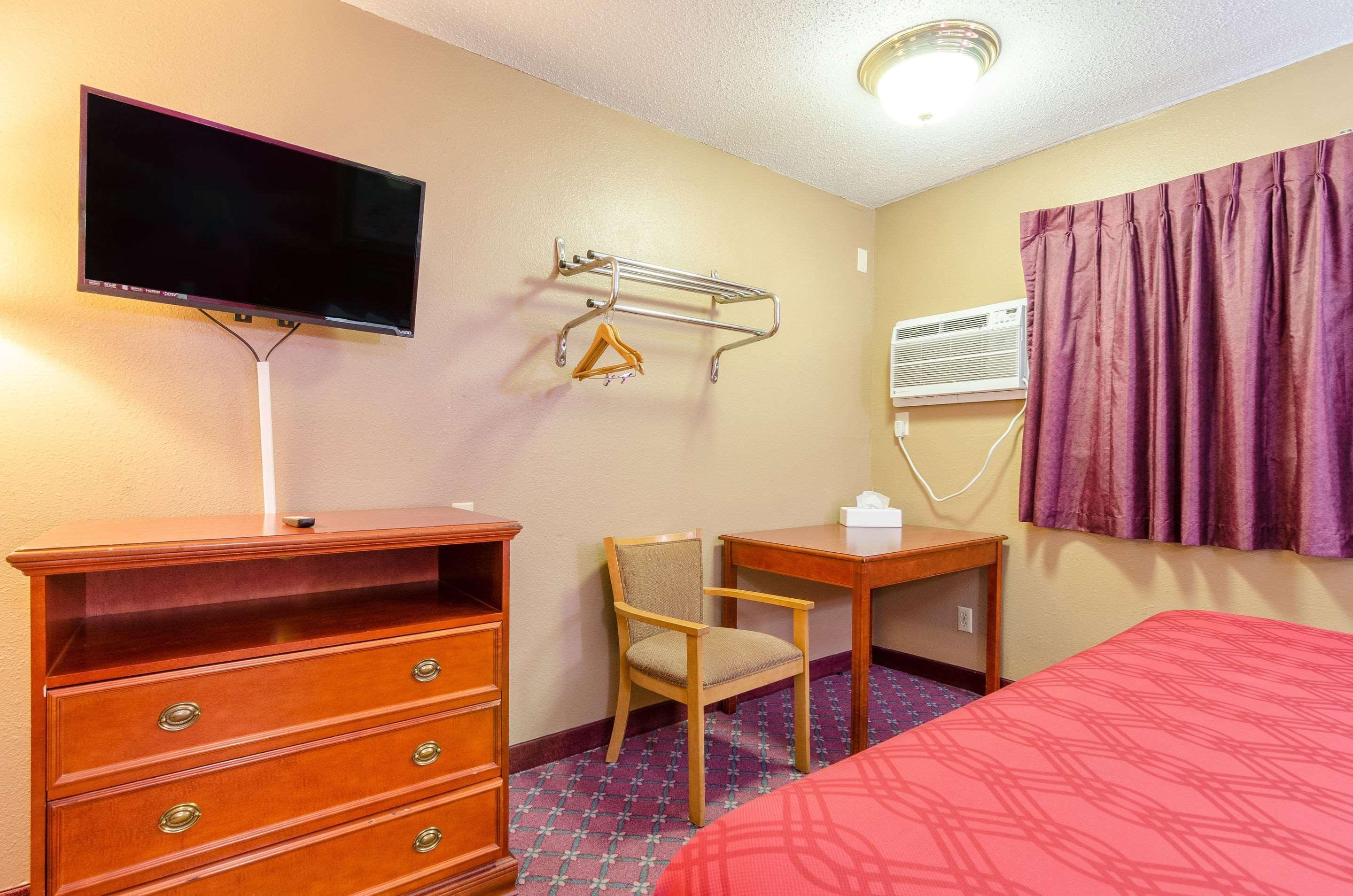 Rodeway Inn מיטשל מראה חיצוני תמונה