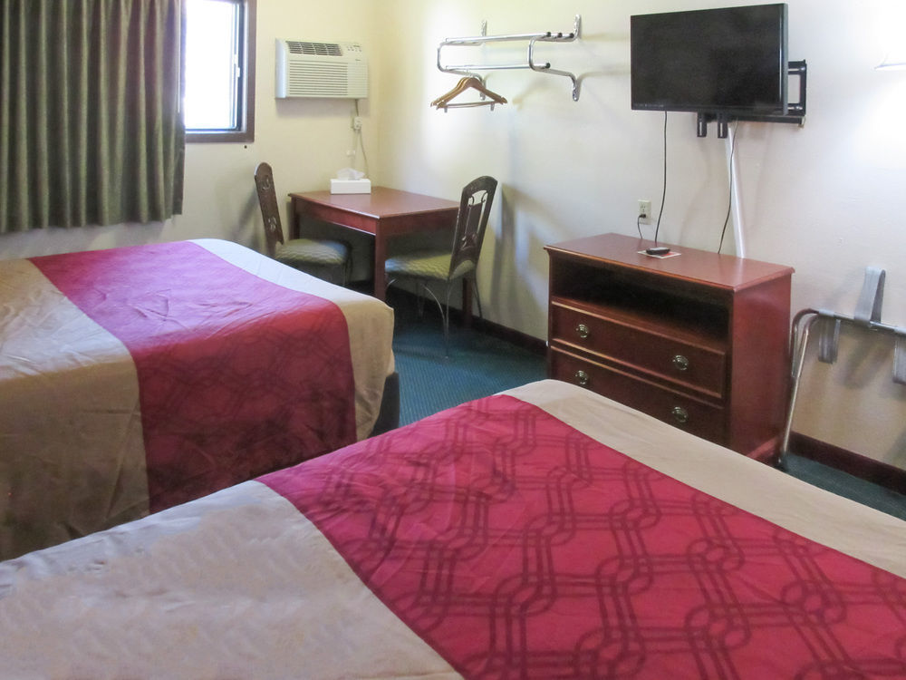 Rodeway Inn מיטשל מראה חיצוני תמונה