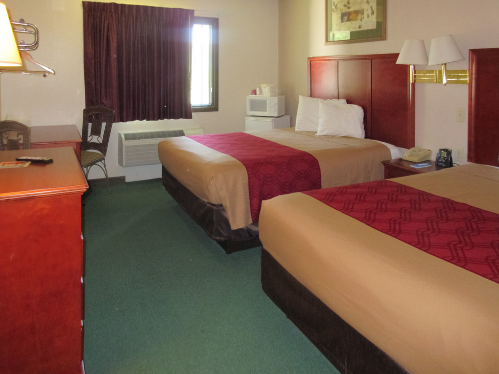 Rodeway Inn מיטשל מראה חיצוני תמונה